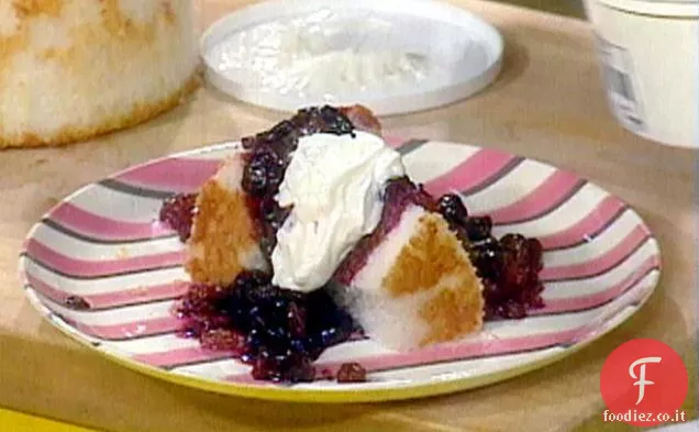 Torta di cibo angelo con salsa di ciliegie calde