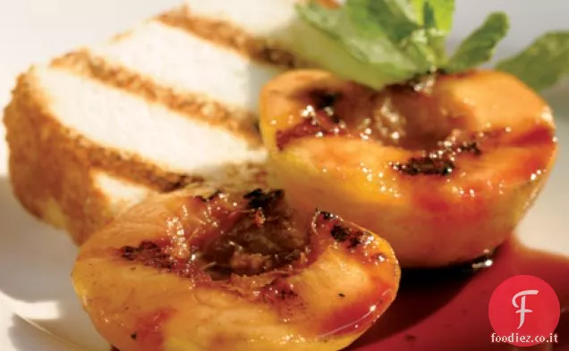 Pesche grigliate e Torta Angel Food con salsa al vino rosso Ricetta
