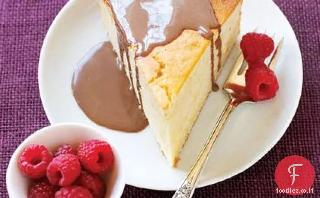 Salsa di crema pasticcera al cioccolato con torta e lamponi