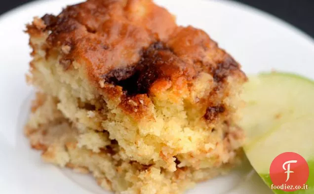 Torta di yogurt alla mela con una striscia di zucchero alla cannella