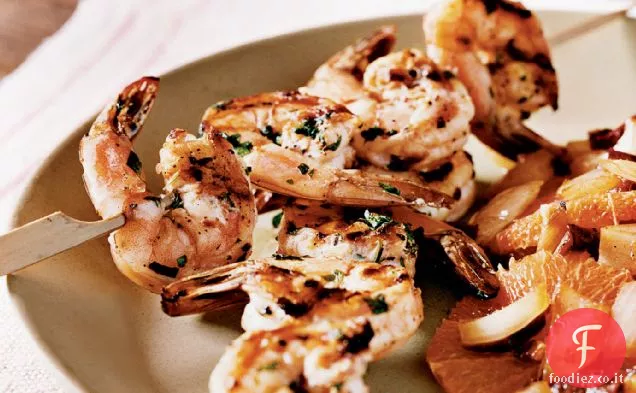 Gamberi marinati agli agrumi con cipolla alla griglia e insalata di arance