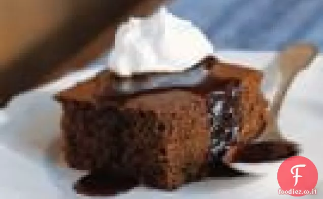 Torta allo zenzero con salsa calda al caramello