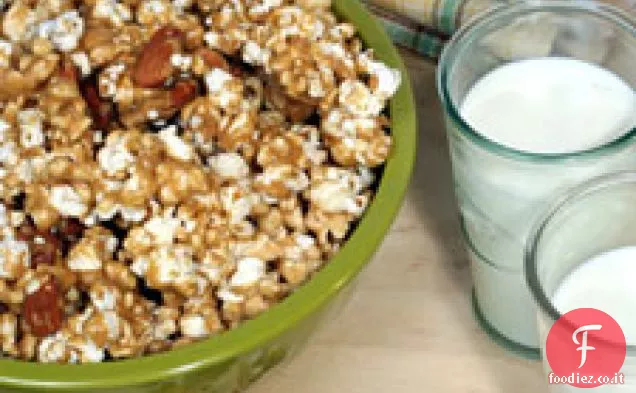 Popcorn al caramello e mandorle