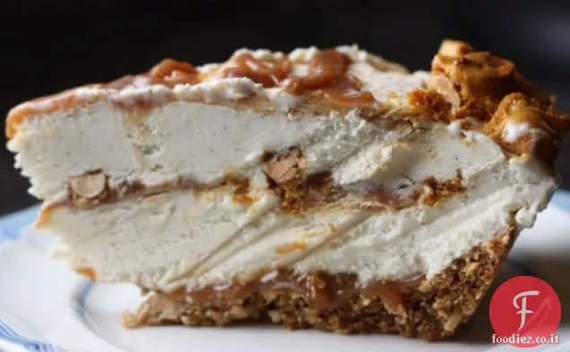 Torta di gelato croccante di arachidi e caramello