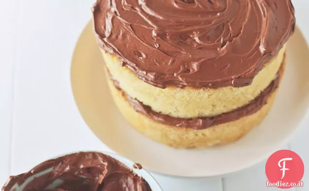 Torta al burro marrone con glassa al cioccolato alla cannella