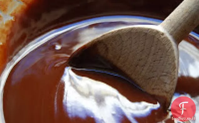 Torta di Pasqua al cioccolato con panna montata dolce alla vaniglia