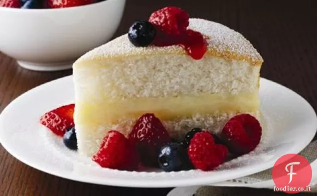 Torta bianca con frutti di bosco e panna