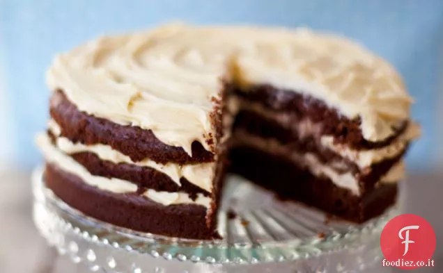 La mia torta al cioccolato finale con una crema di formaggio al cioccolato bianco
