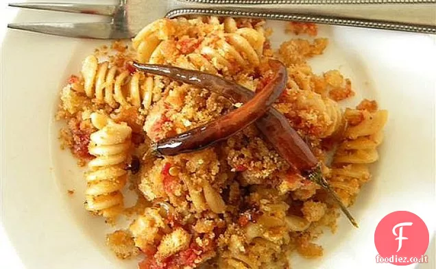 Pasta con peperoni fritti del Cile e pangrattato