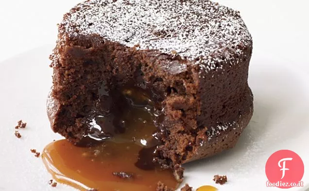 Torta al cioccolato fuso con ripieno di caramello