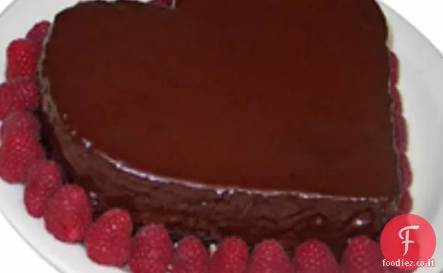Torta al cioccolato a forma di cuore con glassa al cioccolato
