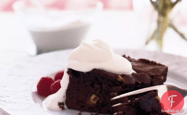 Torta al cioccolato con anacardi, frutti di bosco e panna montata