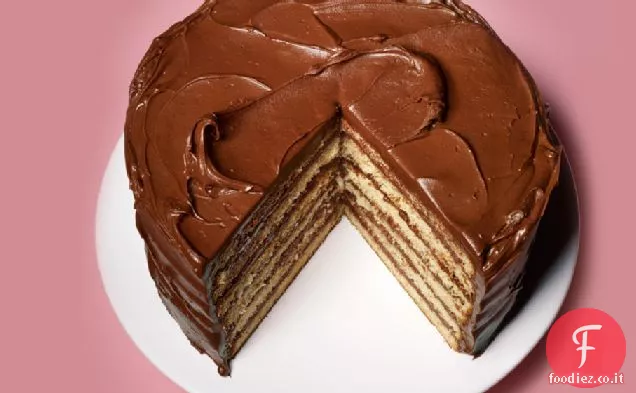 Torta a strati gialla con glassa al cioccolato e panna acida