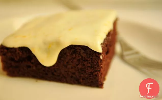 Torta al cioccolato profondo con glassa all'arancia