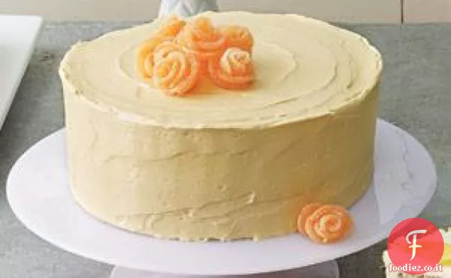 Torta al cioccolato con glassa al caramello e rose Gumdrop