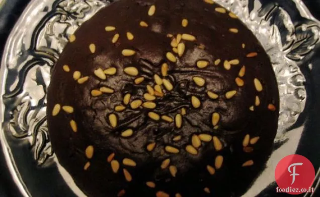 Torta al cioccolato all'olio d'oliva con pinoli