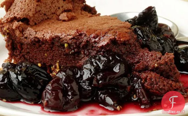 Torta al cioccolato caduto con salsa di vino rosso ciliegia