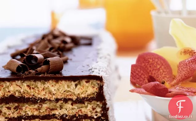 Torta di amaretto al cioccolato a triplo strato