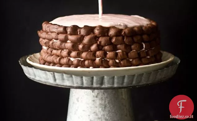 Torta blackout al cioccolato con glassa di crema di formaggio alla fragola e un omaggio