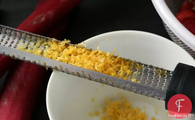 Torta al limone con salsa di fragole