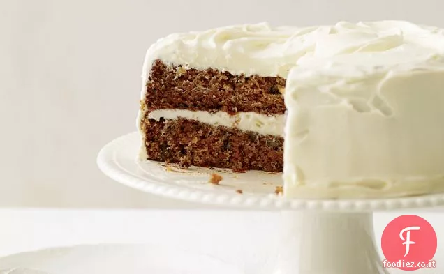 Torta di carote classica con glassa di crema di formaggio soffice