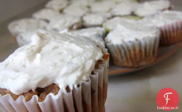 Torta di carote Cupcakes con acero crema di formaggio glassa