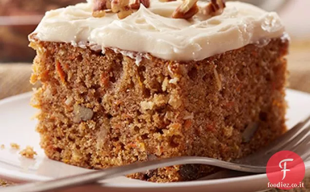 Torta di carote fatta in casa con glassa di crema di formaggio