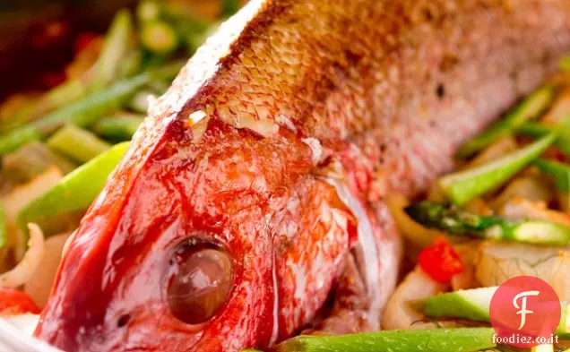 Snapper arrosto con verdure primaverili