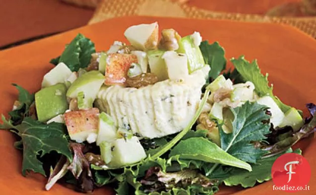 Torte di formaggio blu salate con insalata Waldorf