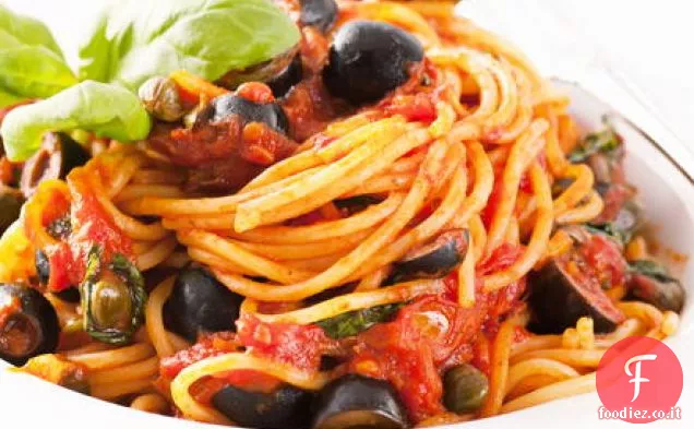 Spaghetti di fuoco con acciughe, olive e capperi in una salsa di pomodoro veloce