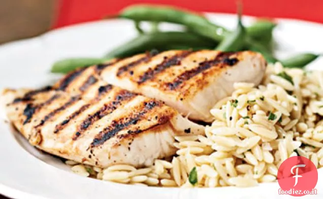 Snapper alla griglia con insalata di pasta all'Orzo