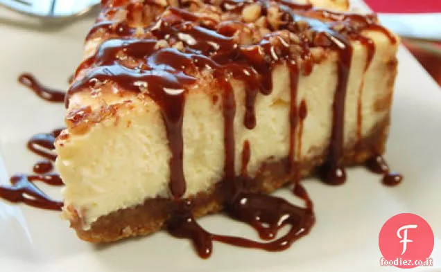 Cheesecake pralinato con salsa al caramello fondente caldo