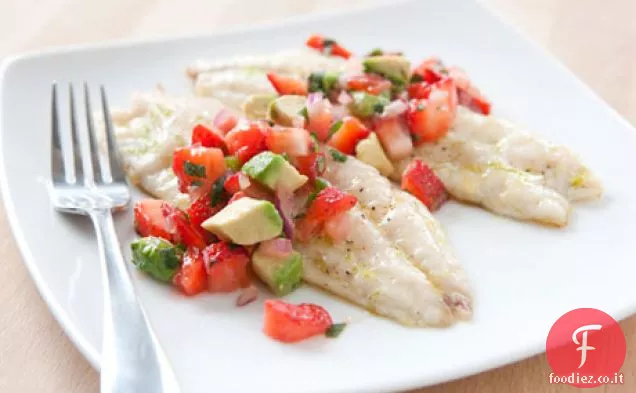 Snapper rosso alla griglia con salsa di fragole e avocado