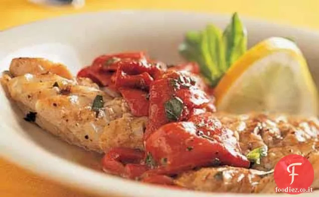 Snapper al limone e basilico alla griglia con peperoni arrostiti