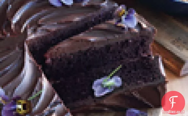 Torta al cioccolato gigante con Ganache al cioccolato agrodolce e fiori commestibili
