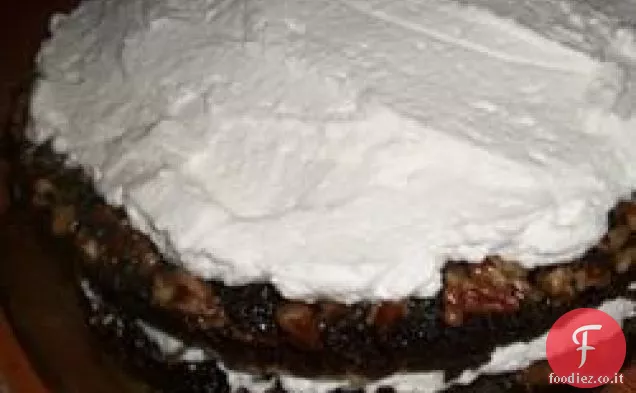 Torta a strati di pralina al cioccolato