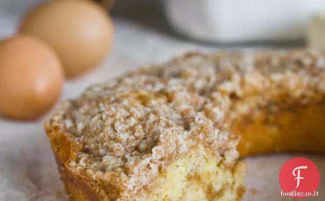 Torta al caffè Streusel burrosa durante la notte