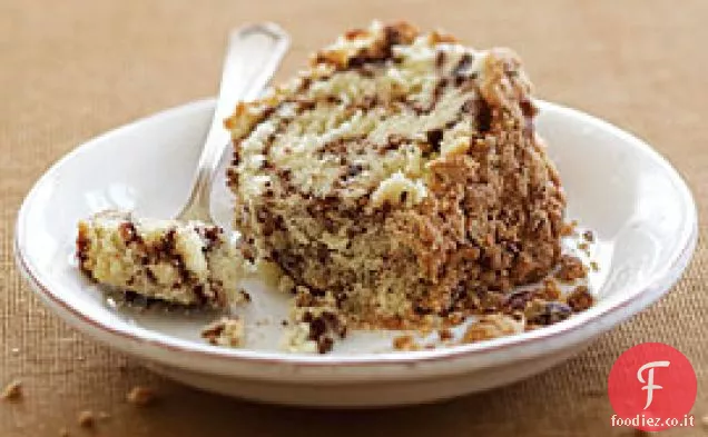 Torta al caffè con panna acida e ripieno di noci pecan tostate