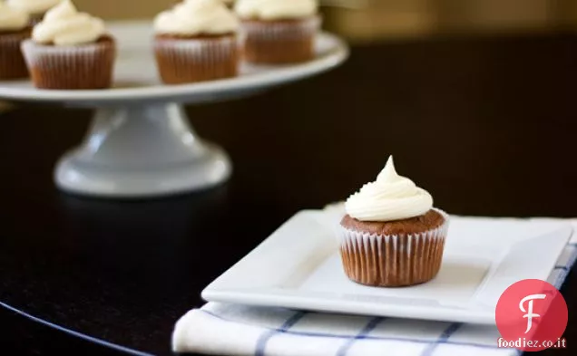 Cupcakes di velluto rosso con glassa di crema di formaggio