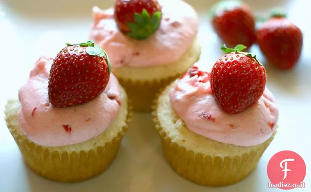 Cupcakes alla vaniglia con glassa alla fragola