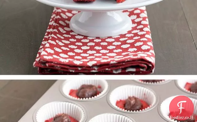 Cupcakes di velluto rosso ripieni di cioccolato