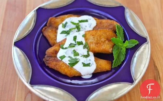 Pesce croccante e salsa di menta allo yogurt greco
