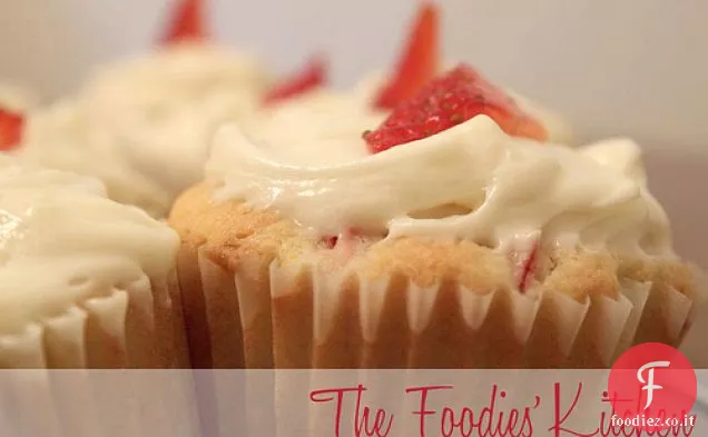 Cupcakes al rabarbaro con glassa di crema di formaggio