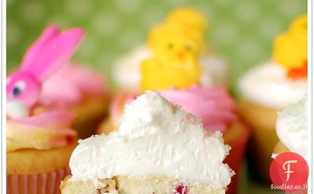 Cupcakes alla vaniglia ripieni di lamponi con glassa alla crema di burro