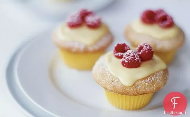 Cupcakes alla vaniglia con crema al limone e lamponi