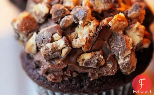 Cupcakes Snickers decadenti con ripieno di mousse al cioccolato