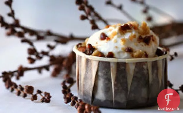 Cupcakes al budino di pane al cioccolato con noci tostate, fatti in casa