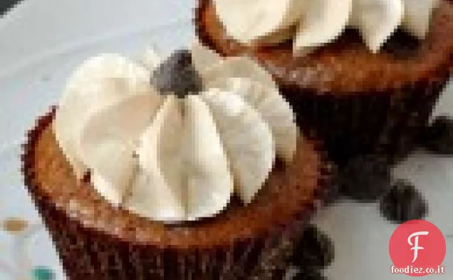 Cupcakes con gocce di cioccolato di farina d'avena con burro di zucchero di canna