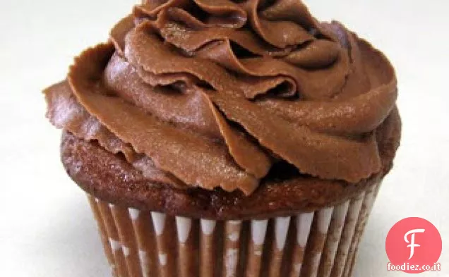 Cupcakes al cioccolato umido con crema di burro al cioccolato