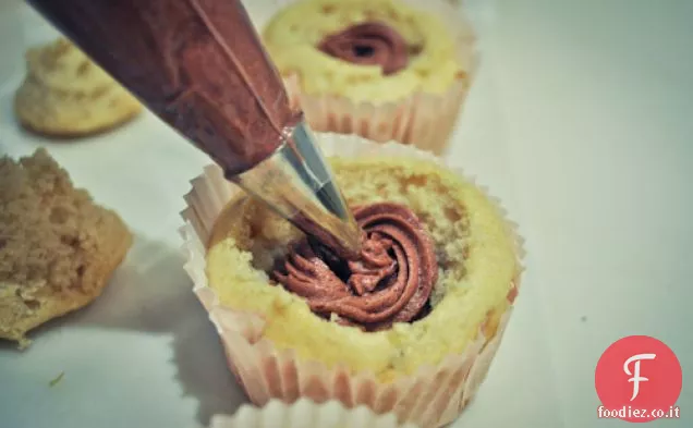 Cupcakes alla vaniglia ripieni di mousse al cioccolato